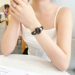 Gucci Interlocking |Nữ Giới |Mặt Đen |Silver |Dây Da Đen |Máy Pin (Quartz) |Size 29mm