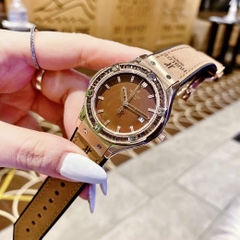 Hublot Geneve |Nữ Giới |Rose Gold |Đính Đá |Dây Da Nâu Bọc Silicone |Máy Pin (Máy Quartz) |Size 34mm