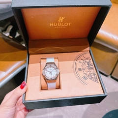 Hublot Geneve |Nữ Giới |Rose Gold |Đính Đá |Dây Silicone Trắng |Máy Pin (Máy Quartz) |Size 34mm