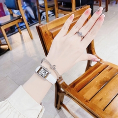 Royal Crown Mặt Chữ Nhật |Nữ Giới |Số La Mã |Đính Đá |Dây Da Trắng |Máy Pin (Quartz) |Size 20x28mm