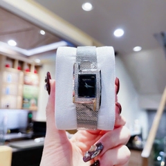 Versace Greca Icon |Nữ Giới |Mặt Chữ Nhật Đen |Đính Đá |Dây Lưới Silver |Máy Pin (Quartz) |Size 21x39mm