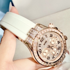 Xcer Tựa Rolex |Nữ Giới |Full Đá Rose Gold |Dây Silicone Trắng |Máy Pin (Quartz) |Size 38mm