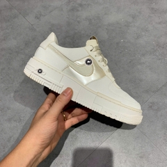 NIKE AIR FORCE 1 LOW PIXEL SUMMIT WHITE GOLD CHAIN DC1160 100 SIZE 37.5 GIÀY 2HAND CHÍNH HÃNG PVN20678