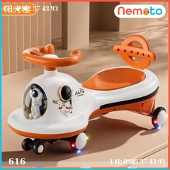 Xe Lắc Phi Hành Gia Có Đèn Nhạc Ngộ Nghĩnh - Cao Cấp Cho Bé Cưng - Màu Ngẫu Nhiên 616