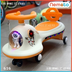 Xe Lắc Phi Hành Gia Có Đèn Nhạc Ngộ Nghĩnh - Cao Cấp Cho Bé Cưng - Màu Ngẫu Nhiên 616