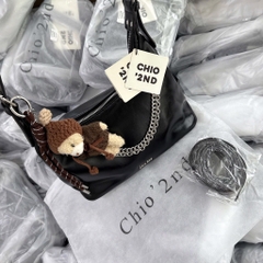TÚI XÁCH - TÚI ĐEN CHARM GẤU CHIO
