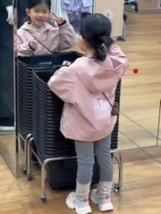 ÁO GIÓ DÀI 2 LỚP MÀU HỒNG CHỮ A BÉ GÁI