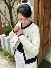 ÁO LEN CARDIGAN GẤU WHO TRẮNG VIỀN ĐEN NỮ THU ĐÔNG