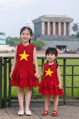 VÁY LỤA THÊU CỜ ĐỎ SAO VÀNG BÉ GÁI SẴN(XẢ 39k)