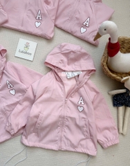 ÁO GIÓ DÀI 2 LỚP MÀU HỒNG CHỮ A BÉ GÁI