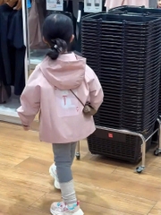 ÁO GIÓ DÀI 2 LỚP MÀU HỒNG CHỮ A BÉ GÁI