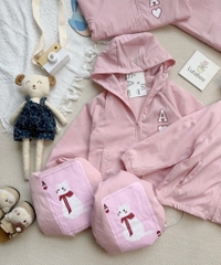 ÁO GIÓ DÀI 2 LỚP MÀU HỒNG CHỮ A BÉ GÁI