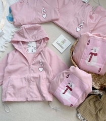 ÁO GIÓ DÀI 2 LỚP MÀU HỒNG CHỮ A BÉ GÁI