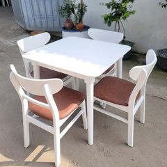 vai-tro-cua-bo-ban-an-4-ghe-trong-gia-dinh