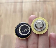 Huy hiệu in phủ thủy tinh hữu cơ đường kinh D25mm, cài gim băng