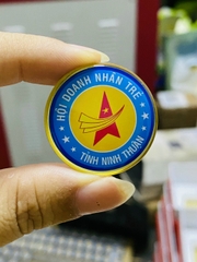 Huy hiệu in phủ thủy tinh hữu cơ đường kinh D30mm, cài gim băng