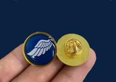 Huy hiệu in phủ thủy tinh hữu cơ đường kinh D30mm, cài gim băng