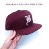 Nón Snapback vành thẳng SÂU ĐẦU logo chữ B cách điệu thêu nổi vải đỏ đô quai cài nút chất lượng cao Brand One Hat