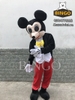 Mascot Chuột Mickey đứng nghiêng
