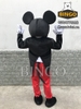 Mascot Chuột Mickey sau lưng