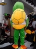 Mascot con rùa tạo dáng