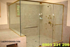 phòng tắm kính cường lực sử dụng bộ phụ kiện inox vàng gương đem lại sự sang trọng