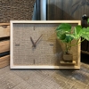 Đồng hồ treo tường gỗ tự nhiên kết hợp lọ thủy tinh cắm hoa, Đồng hồ vải bố mộc mạc, thiết kế thủ công, Soyn C159