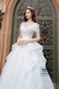 Váy cưới tùng bèo trễ vai trắng ô đính lá tim VKT433M5