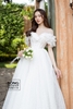 Váy cưới tùng tuyết trễ vai nhún đai nhọn trắng kim sa VSRD119