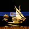 Thuyền buồm thuận buồm xuôi gió tích hợp đồng hồ, nước hoa trang trí Taplo ô tô HC885