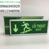 đèn exit chỉ dẫn xuống cầu thang bên trái