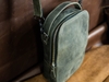 Túi đeo chéo messenger da bò sáp xanh rêu phong cách tối giản minimaslim