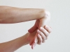 Cách chữa trật khớp cổ tay hiệu quả