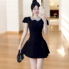 - Đầm Đen dáng ngắn (85cm)cổ kết hạt ngọc cao cấp tùng xoè đính nơ , tặng nút cài