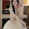 -Váy kem thiết kế dáng dài phối ren cao cấp đính nút , tùng váy voan mềm mịn , dự tiệc sang chảnh