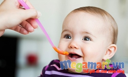 Không nên pha trò hay bật phim cho bé xem để dụ bé ăn