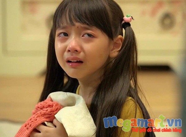 Trẻ thường sẽ rất hụt hẫng, sợ hãi và không chịu đi học nếu bố mẹ không quan tâm