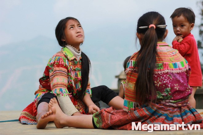 Chơi truyền – trò chơi quen thuộc của các bé gái người Mông