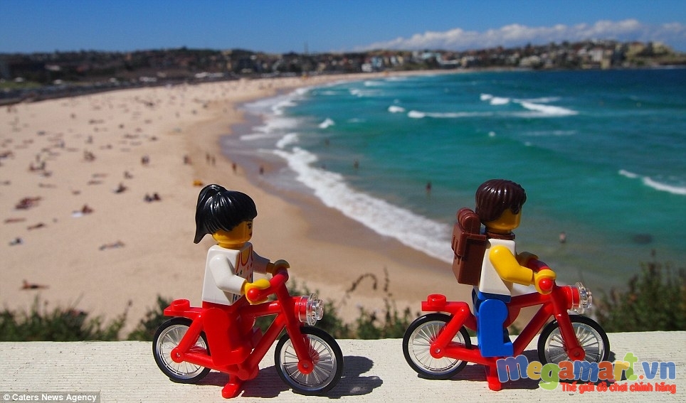 Lego đạp xe bên bãi biển tuyệt đẹp tại Úc