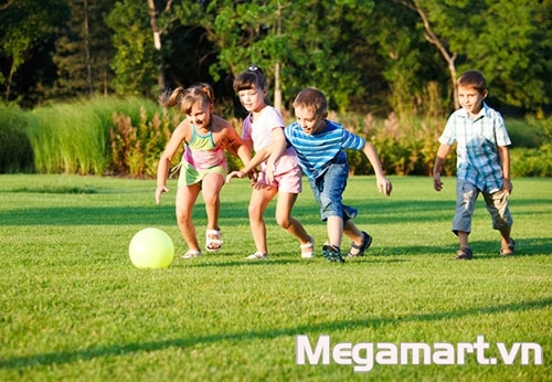 Nhấn vào ảnh để phóng to Được vui chơi, vận động thể chất ngoài trời rất quan trọng với các bé 4-5 tuổi