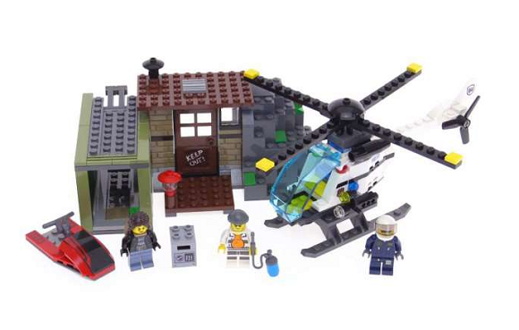 Mô hình chi tiết đồ chơi Lego City 60131 - Tội phạm biển