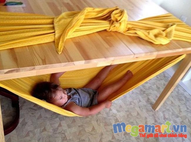 Chiếc võng tự chế của mẹ chơi thật thích quá đi