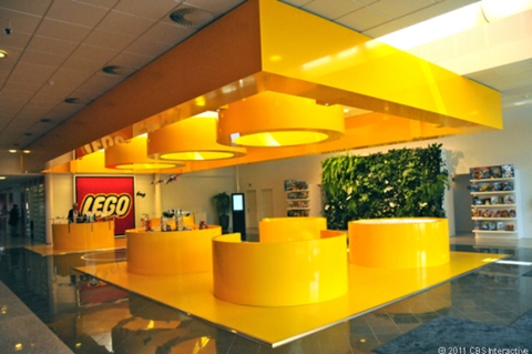 Tiền sảnh của Lego cũng được thiết kế theo phong cách miếng ghép Lego rất độc đáo