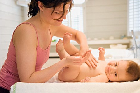 Massage bằng dầu oliu giúp bé hạ sốt nhanh chóng