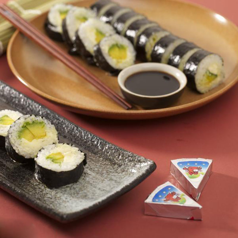 RONG BIỂN CUỘN CƠM CÙNG PHÔ MAI CON BÒ CƯỜI Rong biển cuộn cơm cùng với phô mai con bò