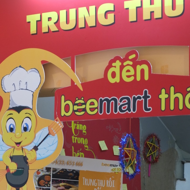 Bé vui đón trung thu - mẹ vi vu nhặt đồ