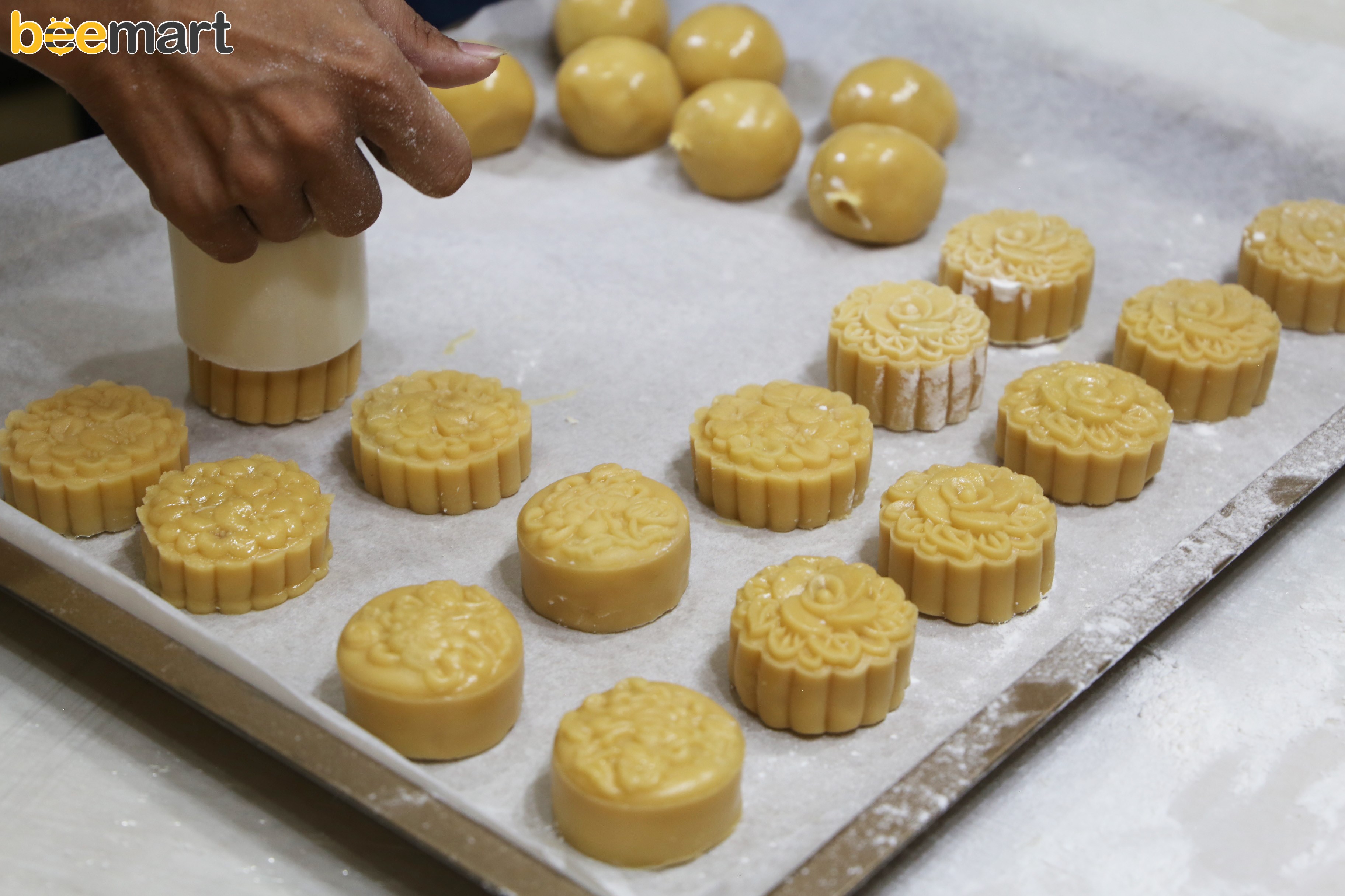 Làm bánh trung thu