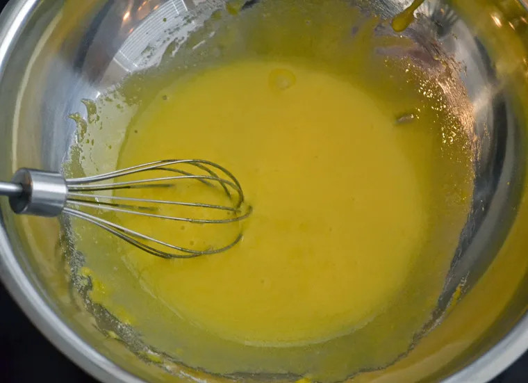 Đánh bông trứng và đường thành màu vàng nhạt