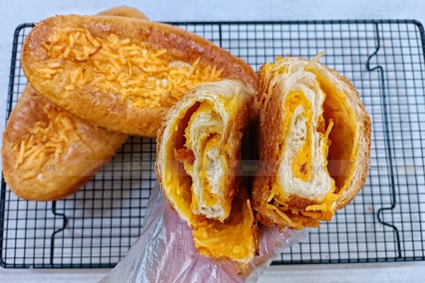 Cách làm bánh mì nho dừa thơm mềm