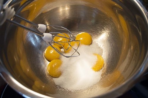 Đánh bông trứng và đường